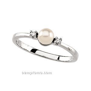 Ladies' 14kw 4-1/2mm Cultured Pearl & .04 Ct Tw Diamond Round Ring